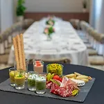 里昂华威雷奥斯特公寓式酒店