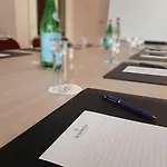 里昂华威雷奥斯特公寓式酒店
