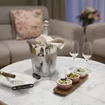 里昂华威雷奥斯特公寓式酒店